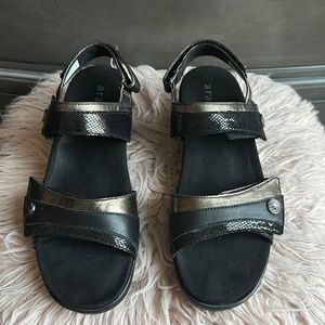 Aravon sandals